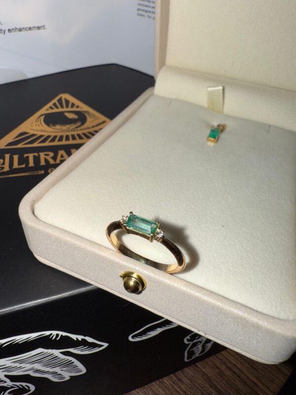 Anillo de Oro con Esmeralda y Diamantes