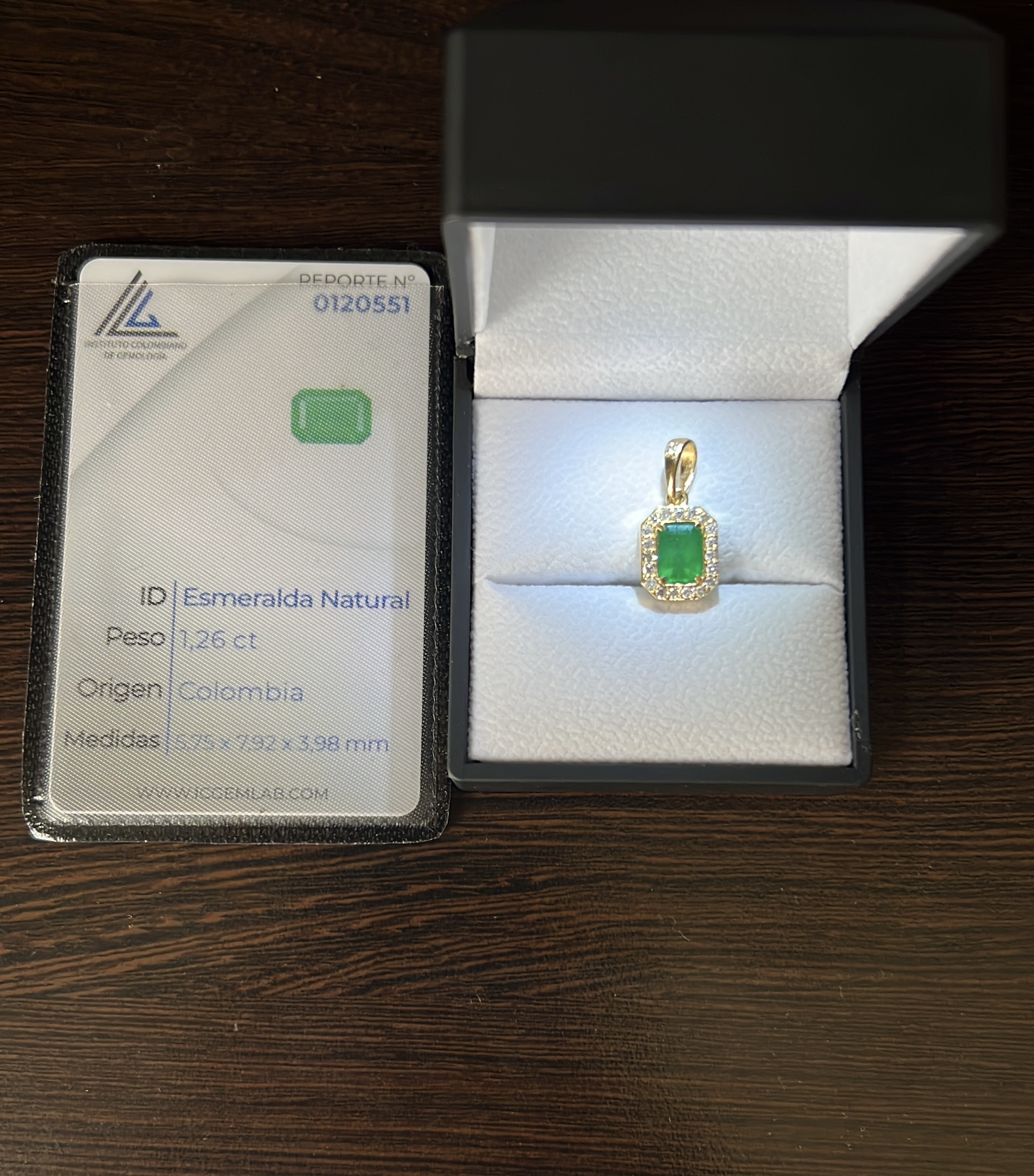 Dije de oro con esmeralda y diamantes